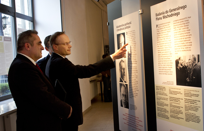 IPN President Dr. Łukasz Kamiński (on the right) guides Eugeniusz Grzeszczak, Deputy Marshal of the Sejm, through the exhibition.