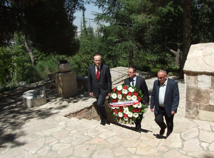 Dr. Łukasz Kamińśki, Dr. Krzysztof Persak and Rev. Romuald Waszkinel-Weksler at the Monument in Memory of Jewish Fighters in the Armies of Poland
