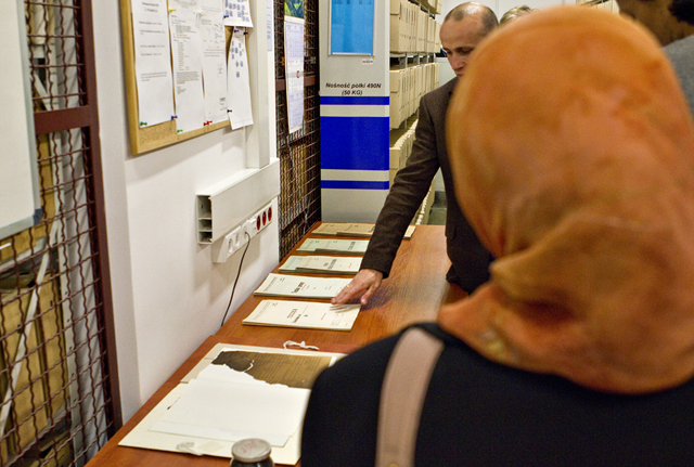 The delegation examines IPN's archival material concerning Tunisians