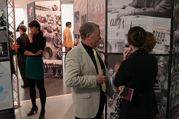 Visiting the exhibition. On the left: Janina Otto – Head of Kulturfabrik