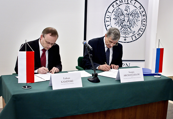 Lukasz Kaminski and Sergey Arkhangelov are signing the agreement