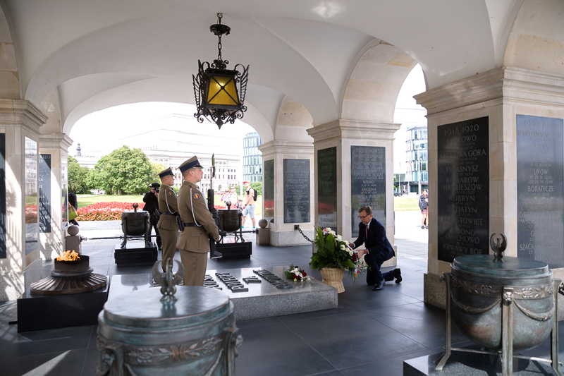 Jarosław Szarek, President of the IPN laying a wreath, Tomb of the Unknown Soldier