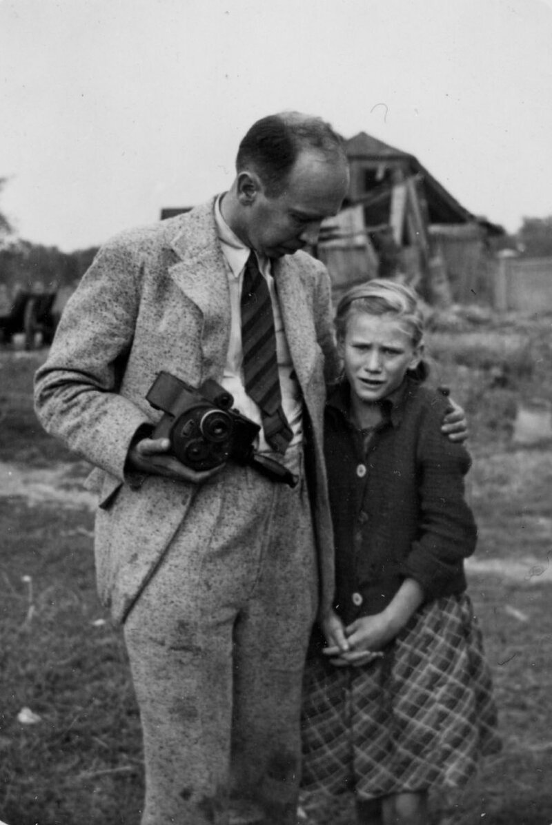 Julien Bryan with crying Kazimiera Kostewicz, sister of Anna Kostewicz killed in an air attack on a field near the intersection of Ostroroga and Wawrzyszewska Streets, September 9, 1939 (AIPN / Julien Bryan Collection AIPN)