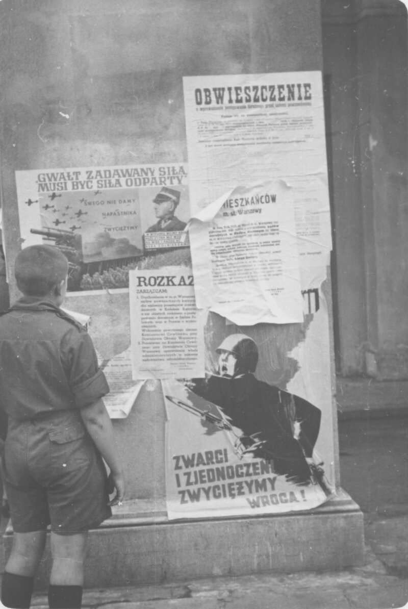Posters, orders of the Warsaw Defense Commander and court verdicts stuck to the pillars of the Grand Theater, Teatralny Square in Warsaw around September 15. (AIPN / Julien Bryan&#039;s collection in Warsaw)