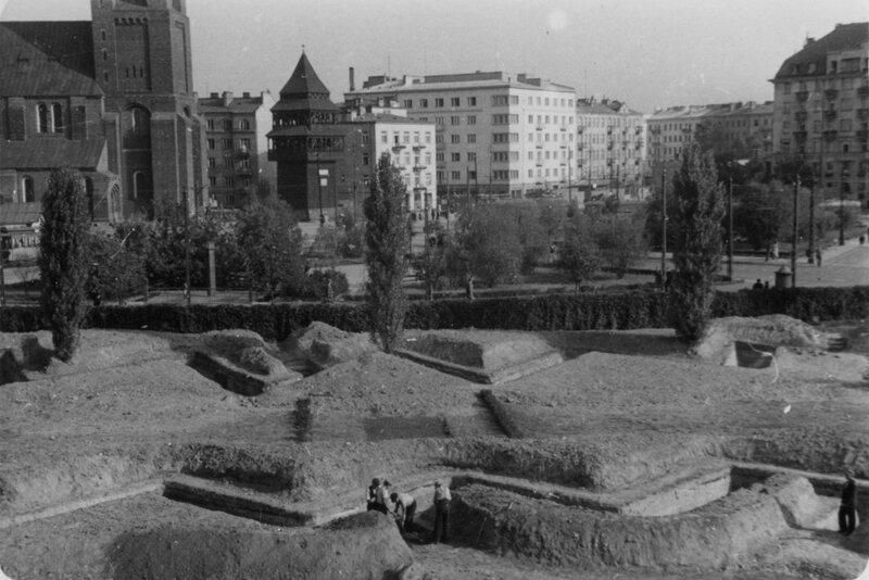 Anti-aircraft ditches in Narutowicz Square in Warsaw, September 1939. (AIPN / Julien Bryan&#039;s collection in Warsaw)
