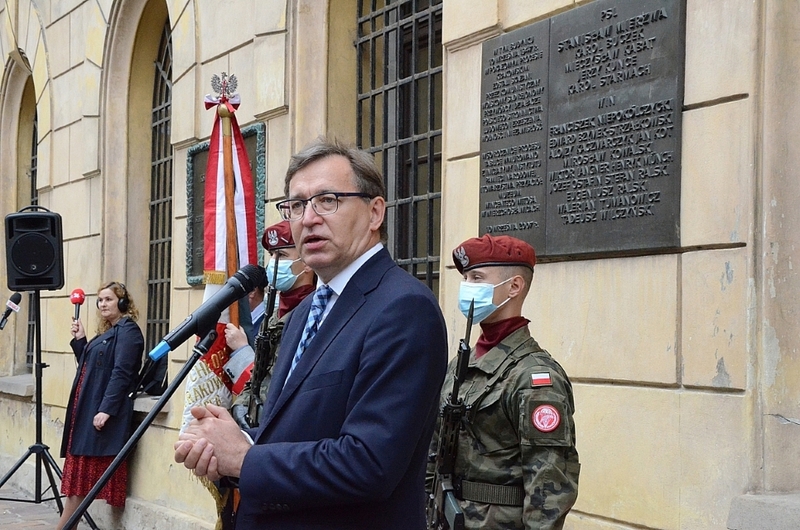 The IPN's President Jarosław Szarek, Ph.D. at the memorial plaque