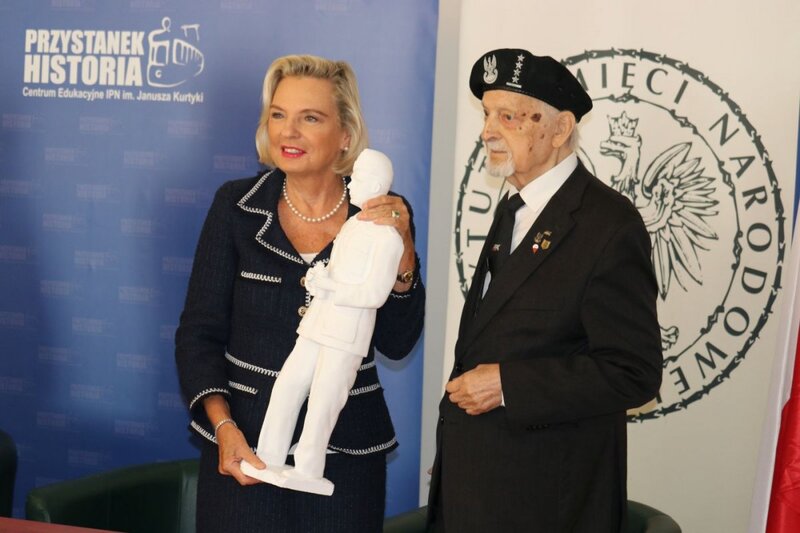 Home Army Captain Jerzy Nowicki handing over of the sculpture of Władysław Anders to Anna Maria Anders, the Polish Ambassador to Italy and the General’s daughter