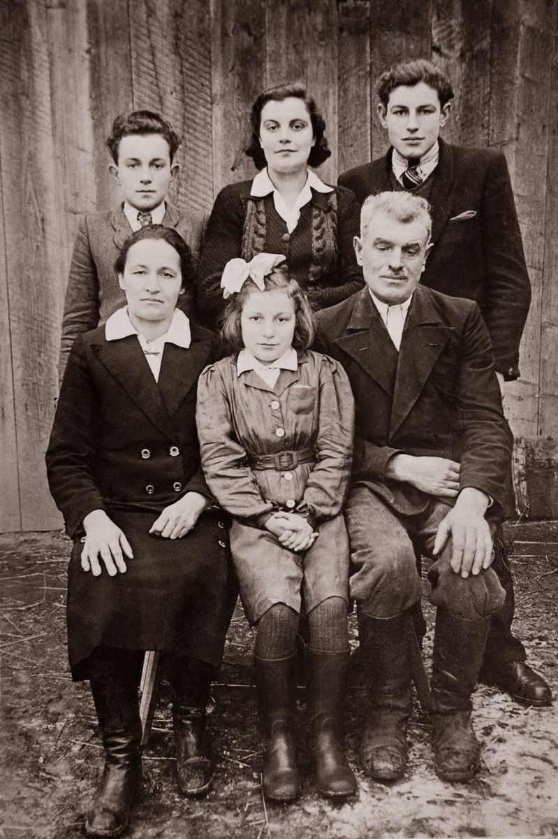 The Szylar family. Sitting: Antoni Szylar with his wife Dorota (née Szpytma) and their daughter Janina Szylar-Kłuz. Standing from the left, the Szylars’ children: Franciszek, Helena Szylar-Kielar and Eugeniusz. IPN Rzeszów Collection