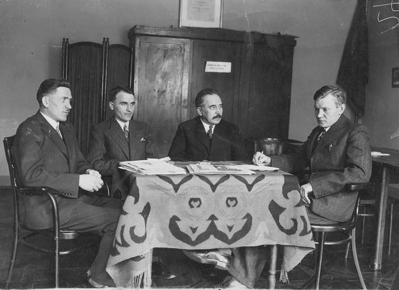 Stanisław Mierzwa, Jan Witaszek and Józef Marcinkowski during an interview with Prof. Stanisław Kot, Cracow 1937