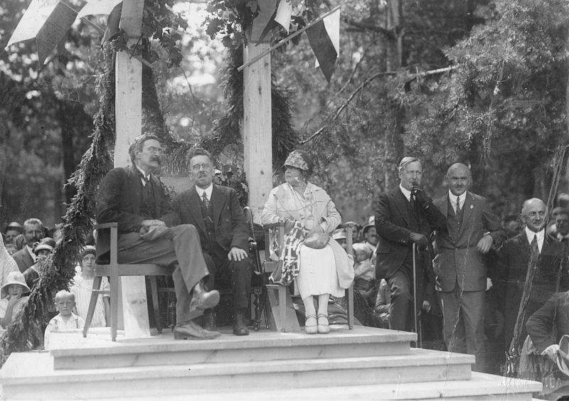 Władysław Reymont (in the middle), 1925