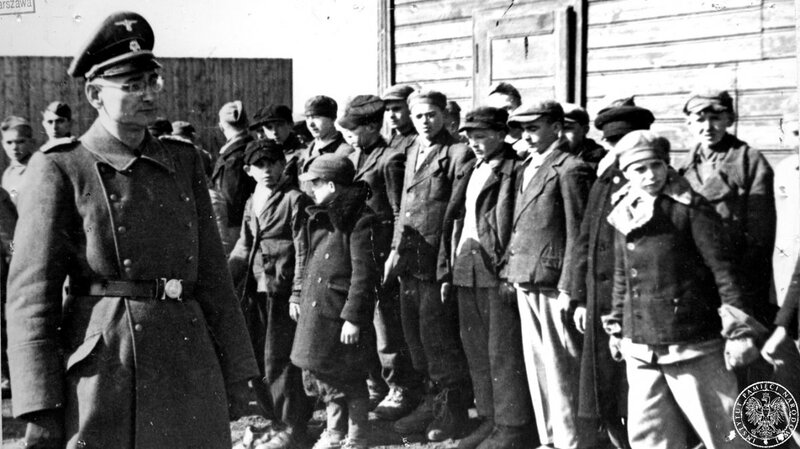 Inspection of the camp conducted by the chief of German criminal police in Łódź, Karl Ehrlich (Archives of the Institute of National
Remembrance, Łódź Branch).