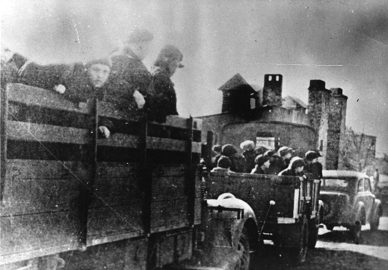 Transport of prisoners from the Łódź-Kaliska Train Station to the camp (Archives of the Institute of National Remembrance, Łódź Branch).