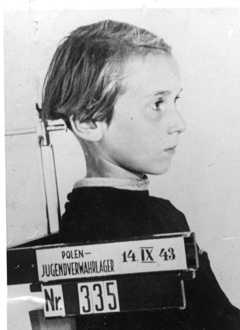 Camp photograph of Elżbieta Konarska, b. in 1933 in Poznań, who entered the camp at the age of 10 (Archives of the Institute of National
Remembrance, Łódź Branch).