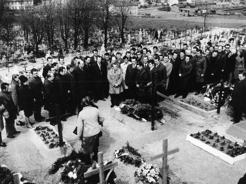 Gdańk Shipyard workers over the graves of their murdered colleagues