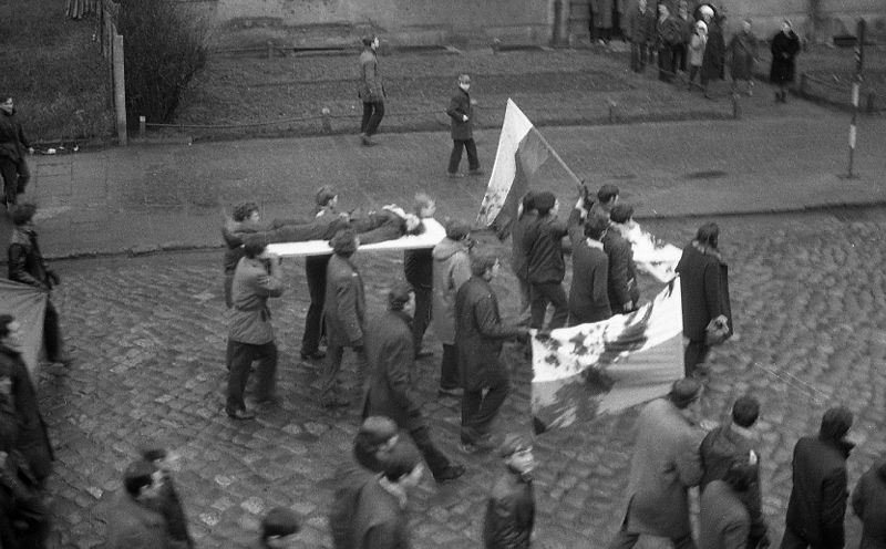 Gdynia, 17 December 1970: workers marching with the body of Zbigniew Godlewski