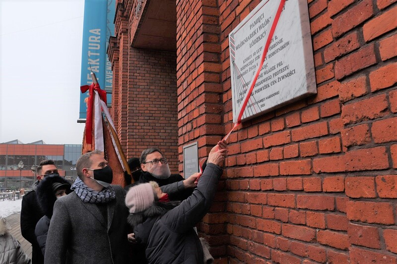 The unveiling of the plate commemorating textile workers (photo: Patrycja Resel/ IPN's Łódź branch)