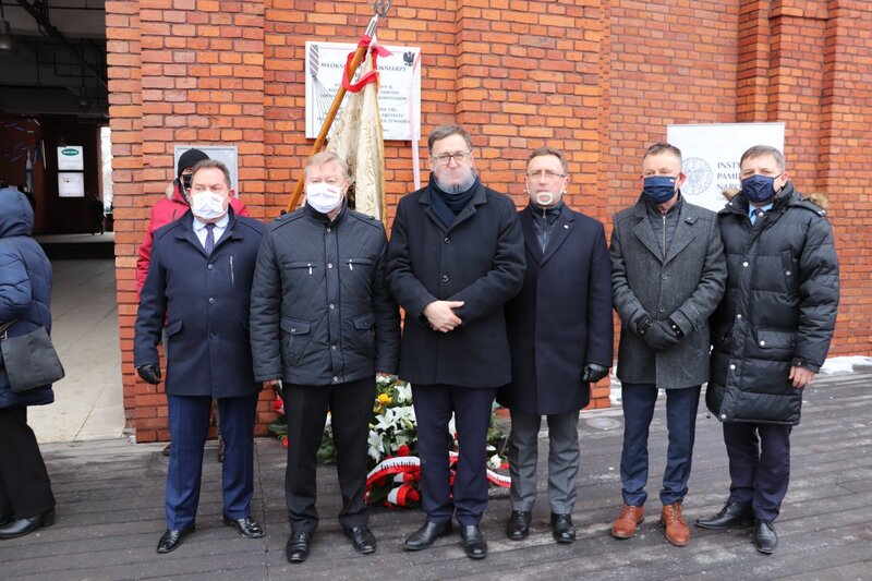 The unveiling of the plate commemorating textile workers (photo: Patrycja Resel/ IPN's Łódź branch)