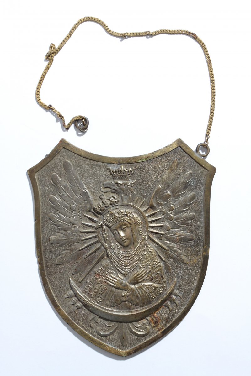 The gorget depicting Our Lady of the Gates of Dawn. Photo: Katyń Museum