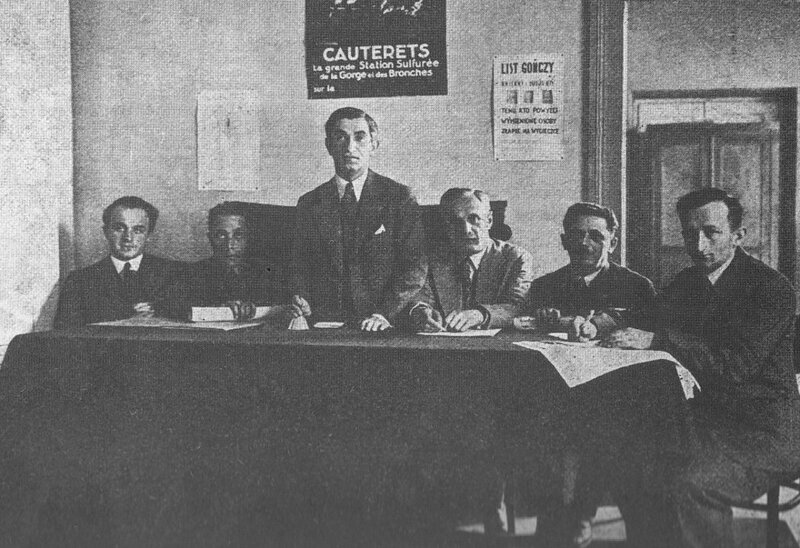 Ringelblum (first from the left) at the 1933 Meeting of Delegates of the Branches of the Jewish Sightseeing Society in Poland