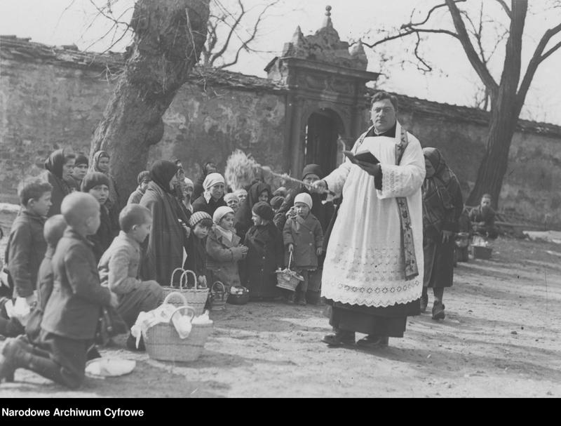 1932: blessing of food in the Polish countryside; photo: NAC, the National Digital Archive