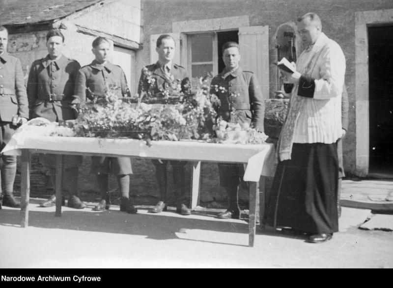 1940: Polish Army soldiers in France are having their food blessed; photo: NAC, the National Digital Archive