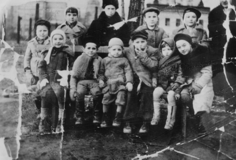 1943: underage victims of the ethnic cleansing in the Zamość region, spending Easter in the Łaskarzew orphanage; photo: the IPN Archive