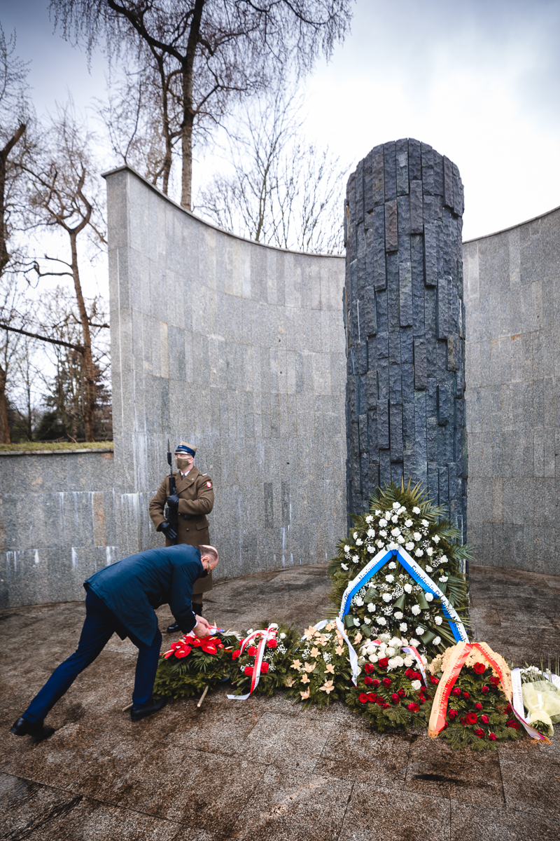 Mateusz Szpytma, Ph.D., Deputy President of the IPN, laid flowers at the Monument of Jews and Poles Common Martyrdom. Photo: Sławek Kasper (IPN)
