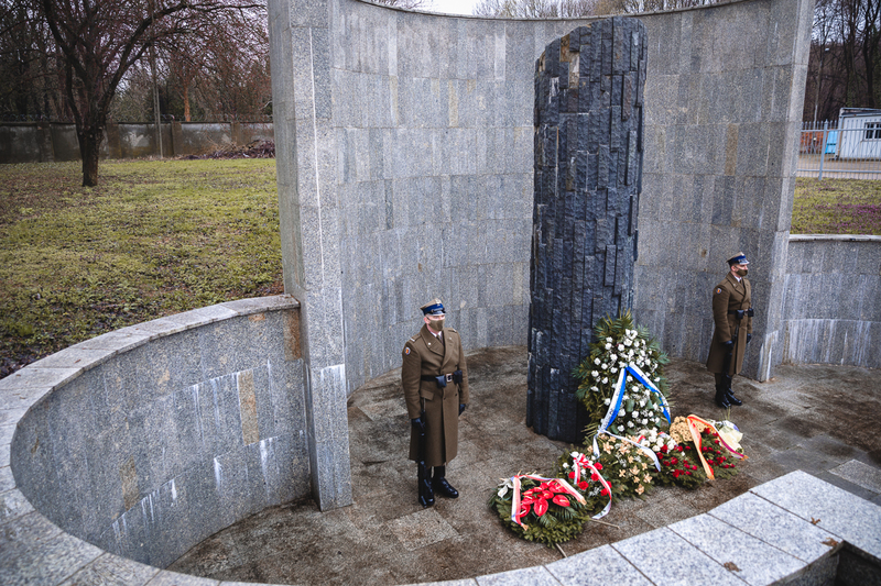 Mateusz Szpytma, Ph.D., Deputy President of the IPN, laid flowers at the Monument of Jews and Poles Common Martyrdom. Photo: Sławek Kasper (IPN)