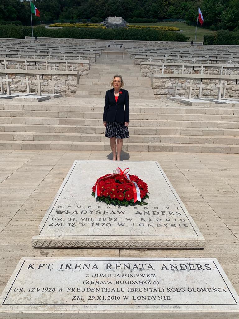 Ambassador Anna Maria Anders laying flowers on General Władysław Anders&#039; grave. Photo: Polish Embassy in Rome