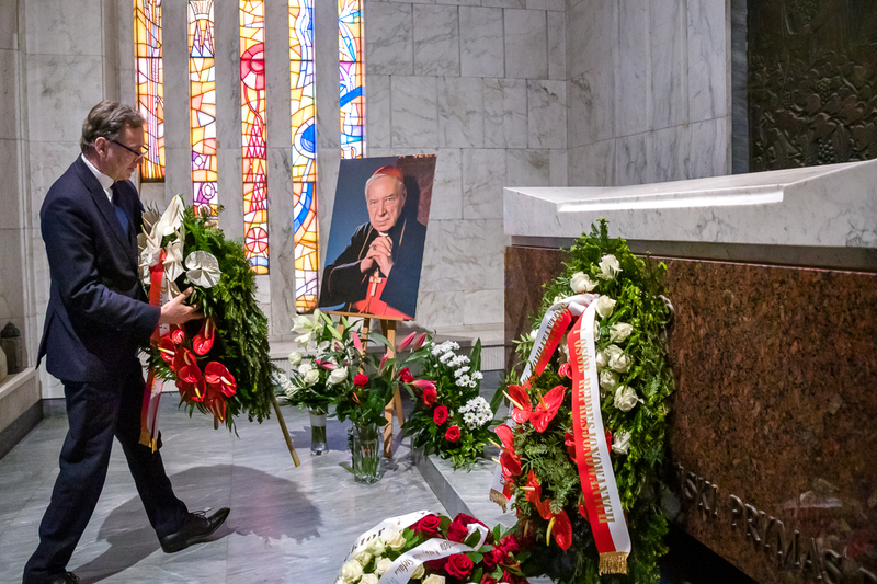 Jarosław Szarek laying flowers on Cardinal Wyszyński's grave