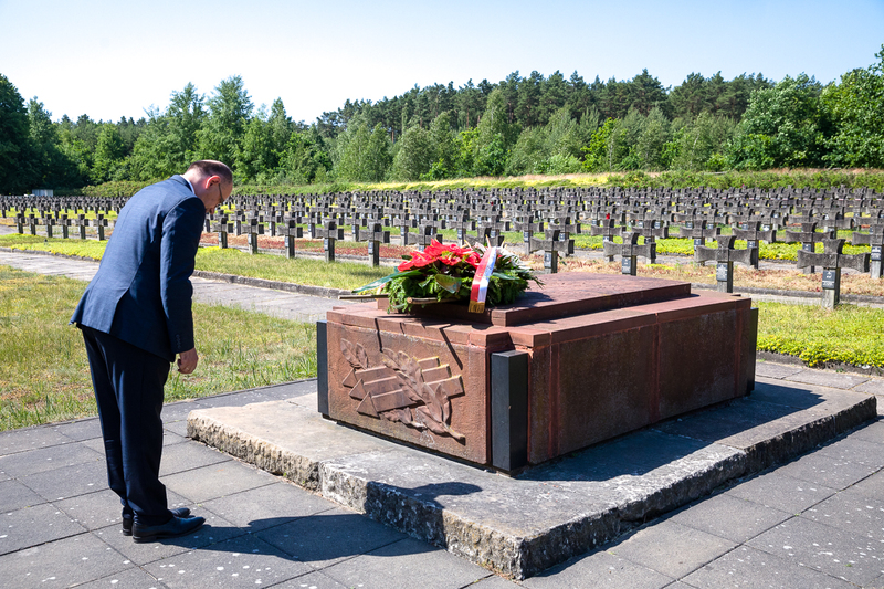 Mateusz Szpytma commemorating Palmiry victims