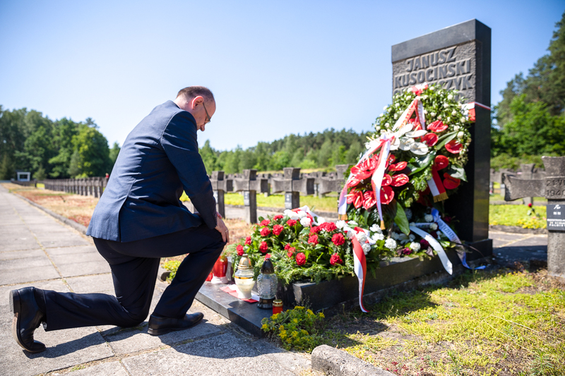Mateusz Szpytma commemorating Palmiry victims
