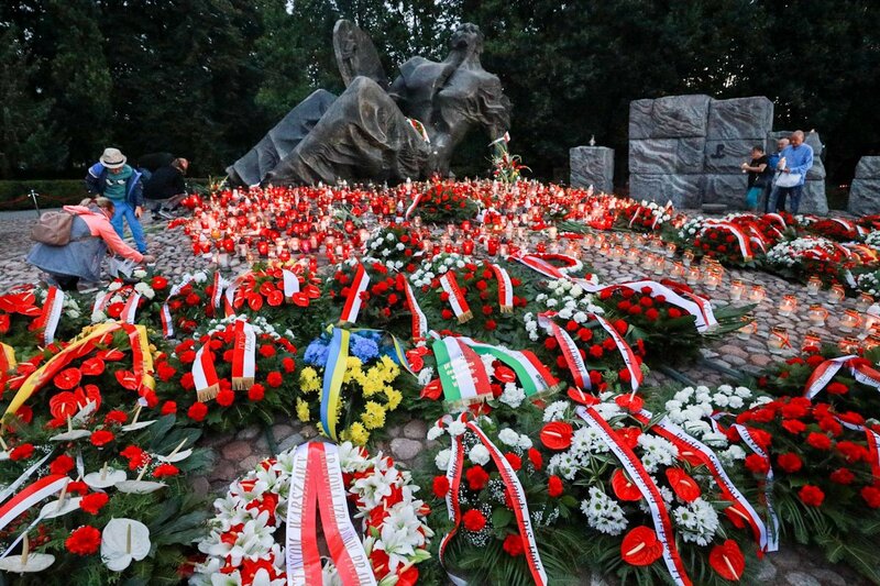 The IPN&#039;s President Karol Nawrocki paying tribute to murdered Warsaw residents