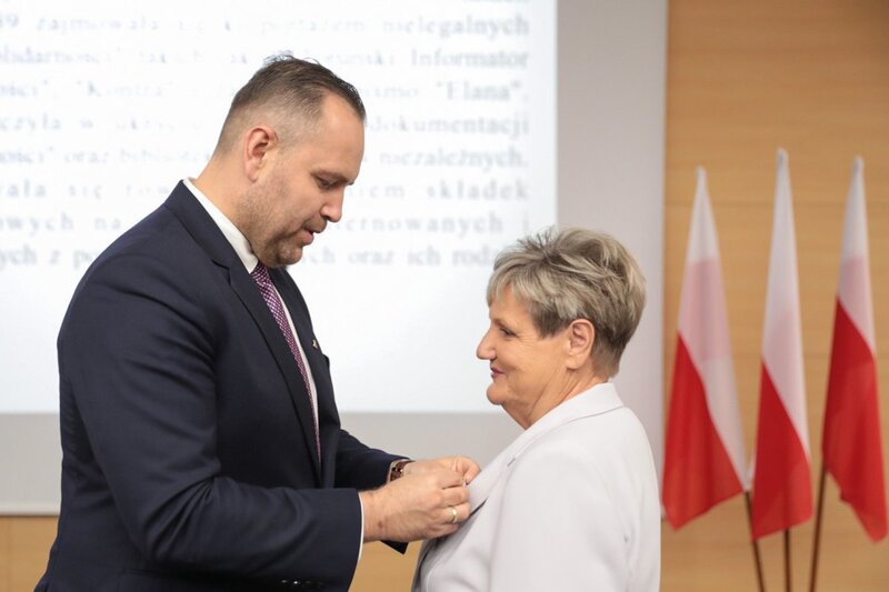 Karol Nawrocki presenting Crosses of Freedom and Solidarity to anti-communist opposition members in Bydgoszcz