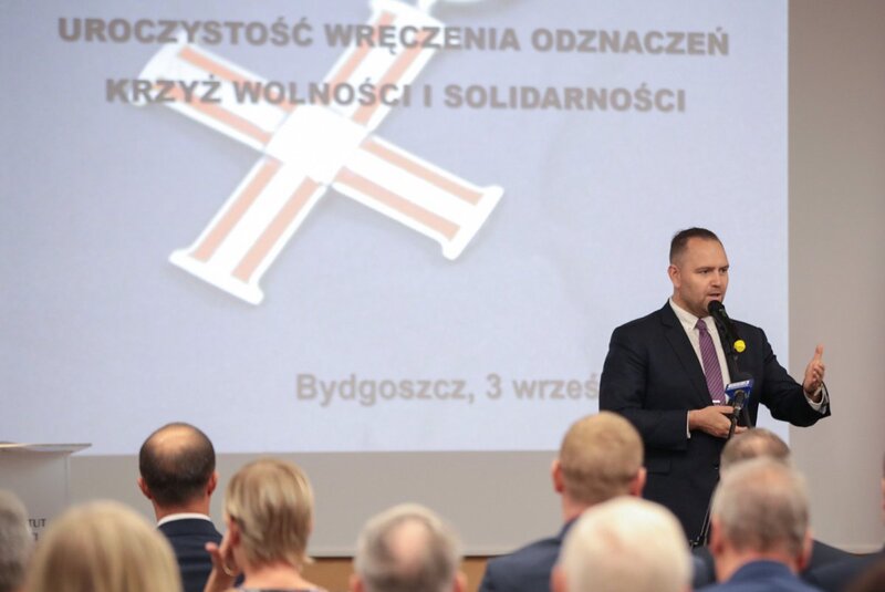 Karol Nawrocki presenting Crosses of Freedom and Solidarity to anti-communist opposition members in Bydgoszcz