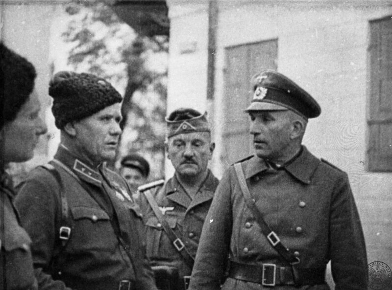 The CO of the Red Army’s 6th Cavalry Corps A. Yeryomenko meets Wehrmacht officers in Poland’s eastern territories, September 1939