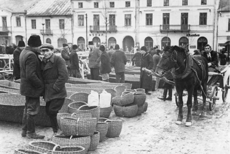 WW2, market square in Miechów during German occupation.In the background, the NSDAP headquarters. Photo: NAC