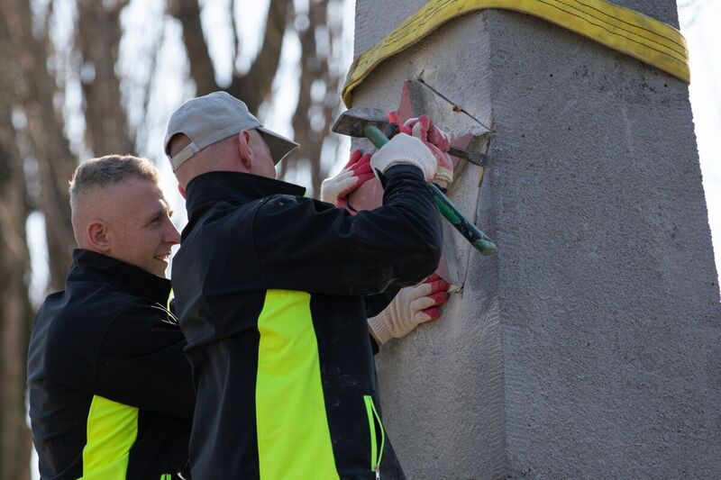 Dismantling of a monument commemorating the Red Army in Chrzowice, Prószków County, Opole Voivodeship, 23 March 2022; Photo: M. Bujak