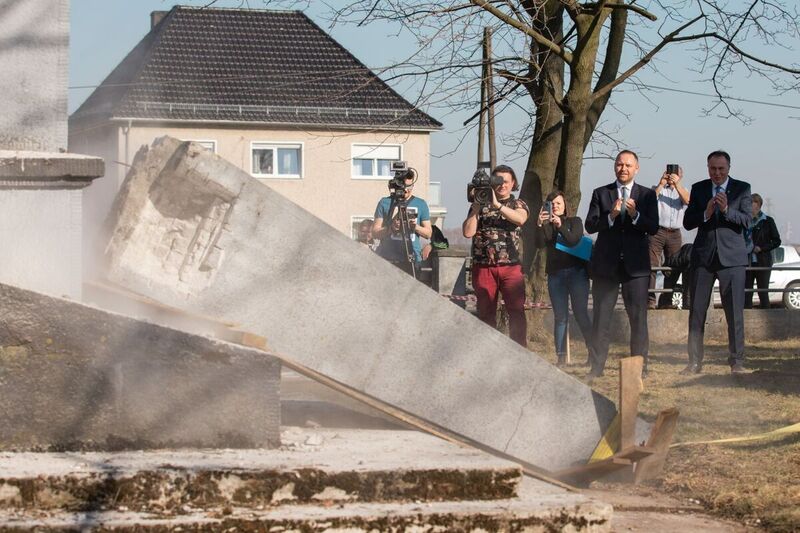 Dismantling of a monument commemorating the Red Army in Chrzowice, Prószków County, Opole Voivodeship, 23 March 2022; Photo: M. Bujak
