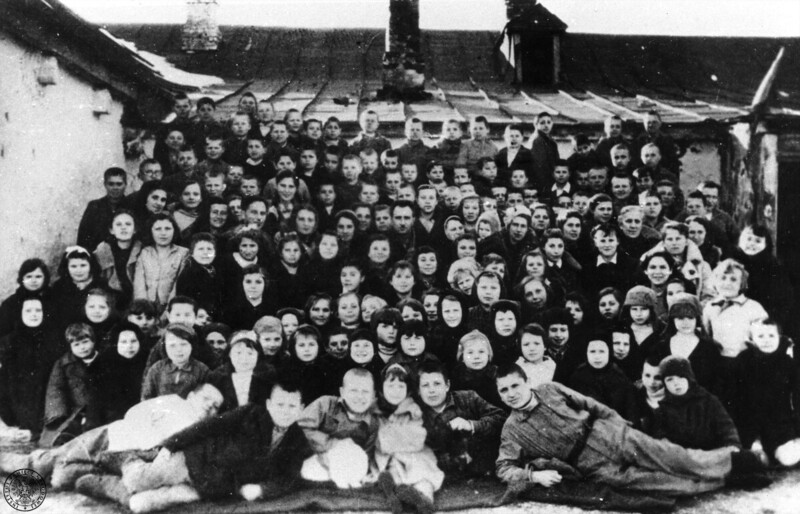 Children of the Polish Orphanage in Miczurinsk. In the center stands the founder and director of the orphanage, Professor Piotr Wojciechowski.