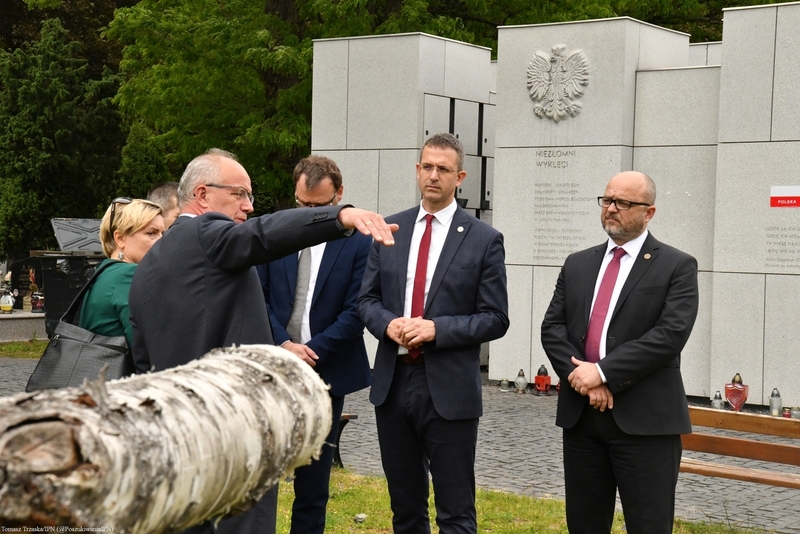The Slovak delegation visits the so-called "Łączka" section of the Powazki military cemetery accompanied by Krzysztof Szwagrzyk, Ph.D., Deputy President of the Institute of the IPN