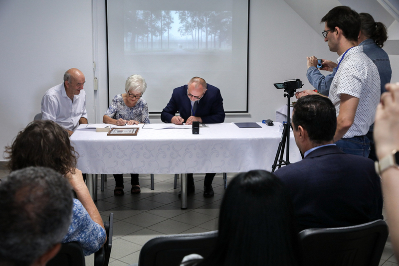 The signing of an agreement between Ms. Ada Willenberg and Director Edward Kopówka on donating Samuel Willenberg's sculptures to the Treblinka Museum