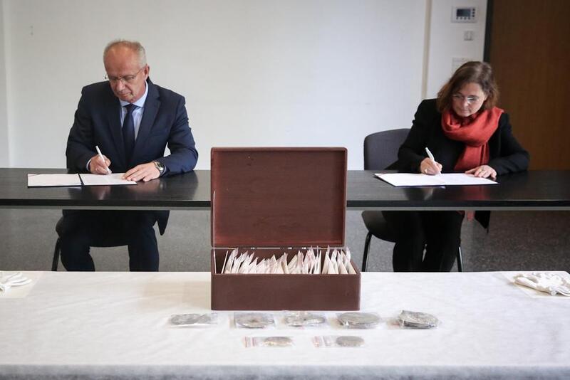 Deputy President Krzysztof Szwagrzyk, Ph.D., D.Sc. officially transferred the collection of artifacts to the Ravensbrück Museum Memorial which the IPN archaeologists found in 2019 - 6 September 2022; Photo: Sławek Kasper (IPN)