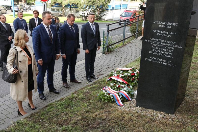 The IPN representatives honored Ryszard Siwiec at his memorial in Prague