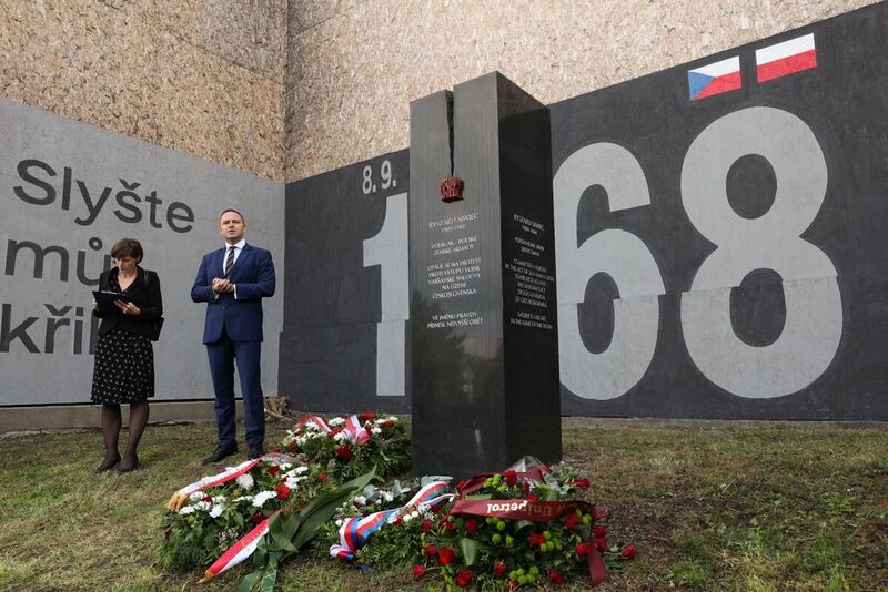 The IPN President Karol Nawrocki Ph. D, honored Ryszard Siwiec with flowers laid at his memorial in Prague