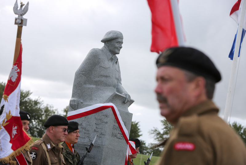 The ceremony of unveiling the monument to commemorate General Stanislaw Maczek