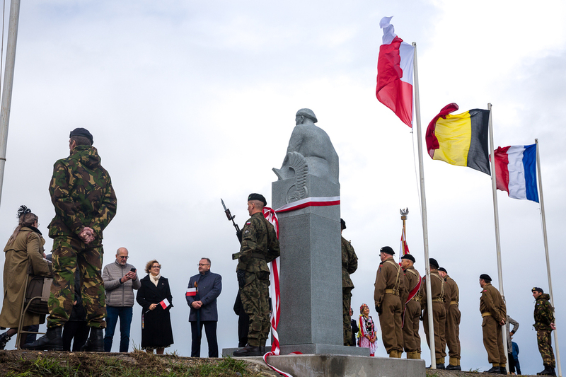 The ceremony of unveiling the monument to commemorate General Stanislaw Maczek