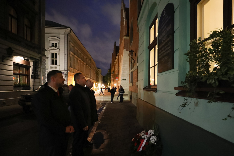 IPN President Karol Nawrocki, IPN Deputy President Mateusz Szpytma and Director of the IPN Branch in Cracow,Filip Musiał, at the plaque commemorating the headquarters of the Żegota Council for Aid to Jews - Cracow, September 27, 2022. Photo: Mikołaj Bujak (IPN)