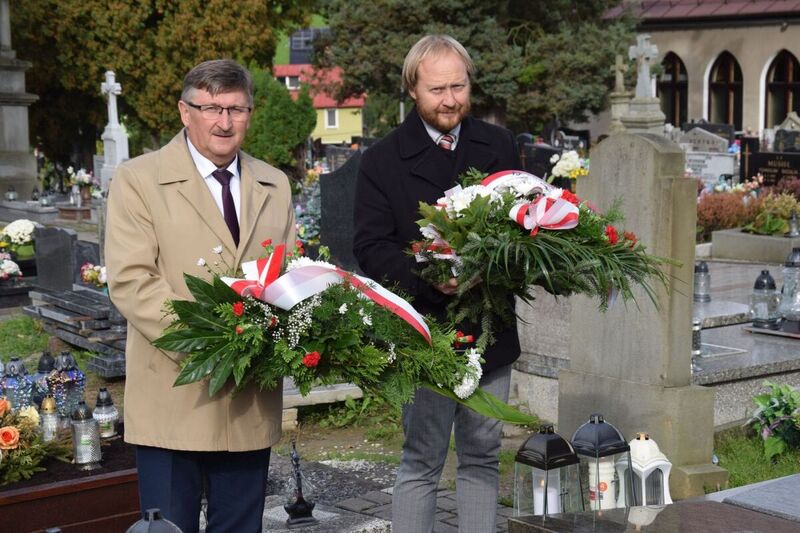 Jan Kwaśniewicz - Head of the Branch Office for Commemorating the Struggle and Martyrdom in Katowice and Jerzy Pilch - Head of Brenna Commune at the grave of Zofia Kossak-Szatkowska in Górki Wielkie - September 27, 2022. Photo: IPN Katowice