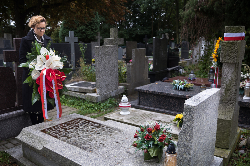 Adrianna Garnik, Director of the Office of the IPN President laing flowers  on the grave of Wanda Krahelska-Filipowicz - Warsaw, September 27, 2022. Photo: Slawek Kasper (IPN)